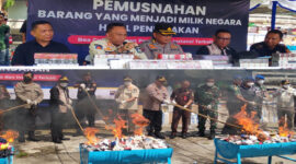 Suasana konferensi pers (foto atas), dan suasana pemusnahan barang ilegal (foto bawah).