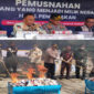 Suasana konferensi pers (foto atas), dan suasana pemusnahan barang ilegal (foto bawah).