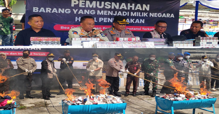 Suasana konferensi pers (foto atas), dan suasana pemusnahan barang ilegal (foto bawah).