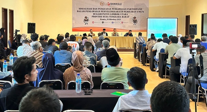 Suasana sosialisasi dan penguatan pengawasan partisipatif dalam pengawasan penyelenggaraan Pemilu bersama Bawaslu di Medana, Kecamatan Tanjung, Kabupaten Lombok Utara (KLU), Provinsi NTB, Kamis (30/10/2025).