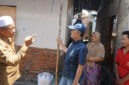 Anggota DPR RI, H Fauzan Khalid saat meninjau rumah warga yang akan menerima bantuan perbaikan rumah di Desa Labuapi, Kecamatan Labuapi, Kabupaten Lobar, Provinsi NTB, Senin (6/10/2025). 