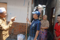Anggota DPR RI, H Fauzan Khalid saat meninjau rumah warga yang akan menerima bantuan perbaikan rumah di Desa Labuapi, Kecamatan Labuapi, Kabupaten Lobar, Provinsi NTB, Senin (6/10/2025). 
