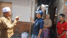 Anggota DPR RI, H Fauzan Khalid saat meninjau rumah warga yang akan menerima bantuan perbaikan rumah di Desa Labuapi, Kecamatan Labuapi, Kabupaten Lobar, Provinsi NTB, Senin (6/10/2025). 
