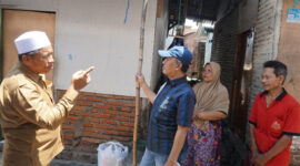 Anggota DPR RI, H Fauzan Khalid saat meninjau rumah warga yang akan menerima bantuan perbaikan rumah di Desa Labuapi, Kecamatan Labuapi, Kabupaten Lobar, Provinsi NTB, Senin (6/10/2025). 
