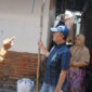 Anggota DPR RI, H Fauzan Khalid saat meninjau rumah warga yang akan menerima bantuan perbaikan rumah di Desa Labuapi, Kecamatan Labuapi, Kabupaten Lobar, Provinsi NTB, Senin (6/10/2025). 
