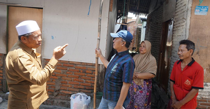 Anggota DPR RI, H Fauzan Khalid saat meninjau rumah warga yang akan menerima bantuan perbaikan rumah di Desa Labuapi, Kecamatan Labuapi, Kabupaten Lobar, Provinsi NTB, Senin (6/10/2025). 