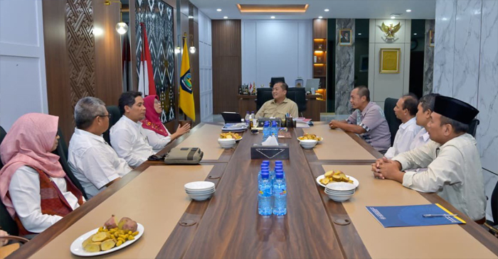 Gubernur NTB, Lalu Muhamad Iqbal saat menerima silaturahmi Pengurus Daerah Kagama NTB, di ruang kerjanya, Kamis (16/10/2025).