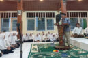 Menhaj, Mochamad Irfan Yusuf (Gus Irfan) memberikan sambutan saat melakukan silaturahmi ke Ponpes NU Abhariyah Jerneng, Desa Terong Tawah, Kecamatan Labuapi, Kabupaten Lobar, Minggu (12/10/2025).