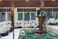 Menhaj, Mochamad Irfan Yusuf (Gus Irfan) memberikan sambutan saat melakukan silaturahmi ke Ponpes NU Abhariyah Jerneng, Desa Terong Tawah, Kecamatan Labuapi, Kabupaten Lobar, Minggu (12/10/2025).