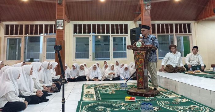 Menhaj, Mochamad Irfan Yusuf (Gus Irfan) memberikan sambutan saat melakukan silaturahmi ke Ponpes NU Abhariyah Jerneng, Desa Terong Tawah, Kecamatan Labuapi, Kabupaten Lobar, Minggu (12/10/2025).