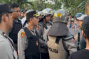 Puluhan personel polisi terlihat berjaga-jaga saat dilakukan gelar perkara kasus Brigadir Esco.  