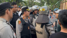 Puluhan personel polisi terlihat berjaga-jaga saat dilakukan gelar perkara kasus Brigadir Esco.  