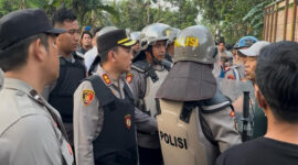 Puluhan personel polisi terlihat berjaga-jaga saat dilakukan gelar perkara kasus Brigadir Esco.  