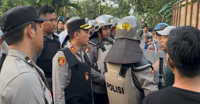Puluhan personel polisi terlihat berjaga-jaga saat dilakukan gelar perkara kasus Brigadir Esco.  