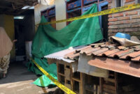 Rumah korban yang diberi garis polisi.
