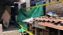 Rumah korban yang diberi garis polisi.