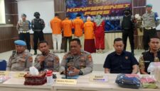 Suasana konferensi pers kasus Brigadir Esco di Mapolres Lobar.