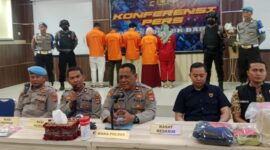 Suasana konferensi pers kasus Brigadir Esco di Mapolres Lobar.