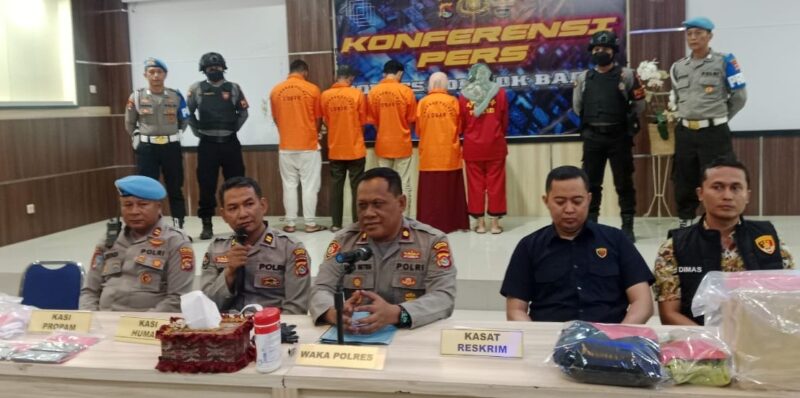 Suasana konferensi pers kasus Brigadir Esco di Mapolres Lobar.