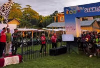 Wabup Lotim, HM Edwin Hadiwijaya, saat melepas peserta Cross Country Jeruk Manis, di lapangan Desa Jeruk Manis, pada Ahad (16/11/2025).