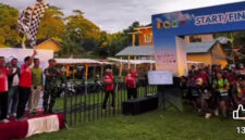 Wabup Lotim, HM Edwin Hadiwijaya, saat melepas peserta Cross Country Jeruk Manis, di lapangan Desa Jeruk Manis, pada Ahad (16/11/2025).