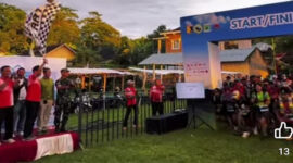 Wabup Lotim, HM Edwin Hadiwijaya, saat melepas peserta Cross Country Jeruk Manis, di lapangan Desa Jeruk Manis, pada Ahad (16/11/2025).