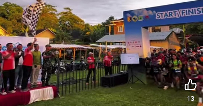 Wabup Lotim, HM Edwin Hadiwijaya, saat melepas peserta Cross Country Jeruk Manis, di lapangan Desa Jeruk Manis, pada Ahad (16/11/2025).