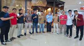 Tim Formatur DPW HMD–GEMAS NTB pose bersama usai rapat pembentukan kelengkapan pengurus DPW HMD–GEMAS NTB, di Lesehan Begibung Mataram Mall.