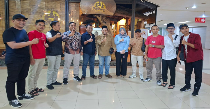 Tim Formatur DPW HMD–GEMAS NTB pose bersama usai rapat pembentukan kelengkapan pengurus DPW HMD–GEMAS NTB, di Lesehan Begibung Mataram Mall.