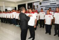 Ketua Umum KONI NTB, H Mori Hanafi saat memasang lencana kepada Bupati Lotim, H Haerul Warisin selaku Ketua KONI Lotim, Ahad (16/11/2025).