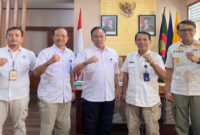 Kasat Pol PP NTB, Fathul Gani (tengah) saat pose bersama pejabat BNNP NTB.
