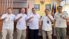 Kasat Pol PP NTB, Fathul Gani (tengah) saat pose bersama pejabat BNNP NTB.