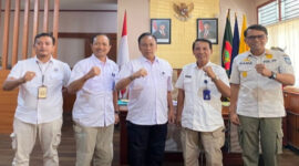 Kasat Pol PP NTB, Fathul Gani (tengah) saat pose bersama pejabat BNNP NTB.