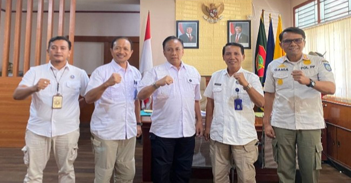 Kasat Pol PP NTB, Fathul Gani (tengah) saat pose bersama pejabat BNNP NTB.