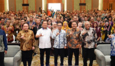 Suasana pose bersama  di sela-sela pembukaan Kongres AFEBI ke-XIII, di Aruna Senggigi Resort & Convention, Senggigi, Lobar, Kamis (27/11/2025).