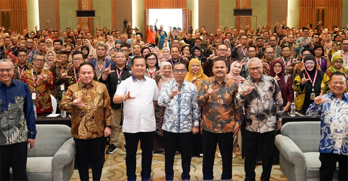 Suasana pose bersama  di sela-sela pembukaan Kongres AFEBI ke-XIII, di Aruna Senggigi Resort & Convention, Senggigi, Lobar, Kamis (27/11/2025).