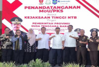 Suasana pose bersama usai penandatanganan MoU antara Pemprov NTB bersama Kejati NTB dan para Bupati/Wali Kota se-NTB mengenai implementasi pidana kerja sosial menuju pemberlakuan Kitab Undang Undang Hukum Pidana (KUHP) atau UU 1/2023 pada 2 Januari 2026 mendatang, yang berlangsung di Pendopo Gubernur NTB, Rabu (26/11/2025).