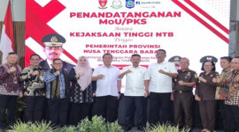 Suasana pose bersama usai penandatanganan MoU antara Pemprov NTB bersama Kejati NTB dan para Bupati/Wali Kota se-NTB mengenai implementasi pidana kerja sosial menuju pemberlakuan Kitab Undang Undang Hukum Pidana (KUHP) atau UU 1/2023 pada 2 Januari 2026 mendatang, yang berlangsung di Pendopo Gubernur NTB, Rabu (26/11/2025).