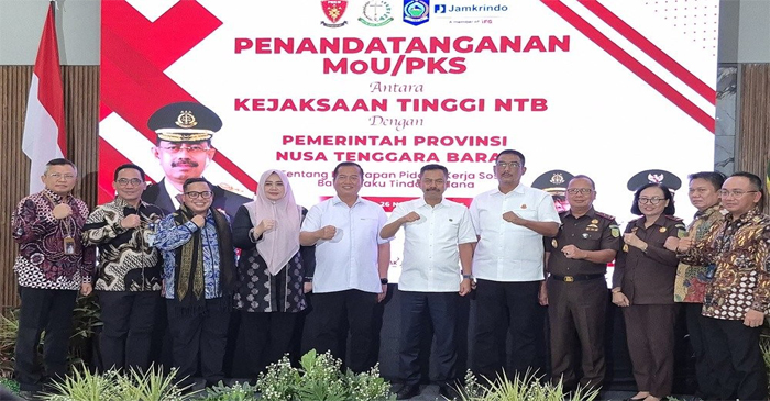 Suasana pose bersama usai penandatanganan MoU antara Pemprov NTB bersama Kejati NTB dan para Bupati/Wali Kota se-NTB mengenai implementasi pidana kerja sosial menuju pemberlakuan Kitab Undang Undang Hukum Pidana (KUHP) atau UU 1/2023 pada 2 Januari 2026 mendatang, yang berlangsung di Pendopo Gubernur NTB, Rabu (26/11/2025).