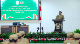 Gubernur NTB, Lalu Muhamad Iqbal saat memberikan sambutan pada acara pembukaan Retreat Pejabat Eselon II di Markas Korem 162/Wira Bhakti, Jumat (28/11/2025).