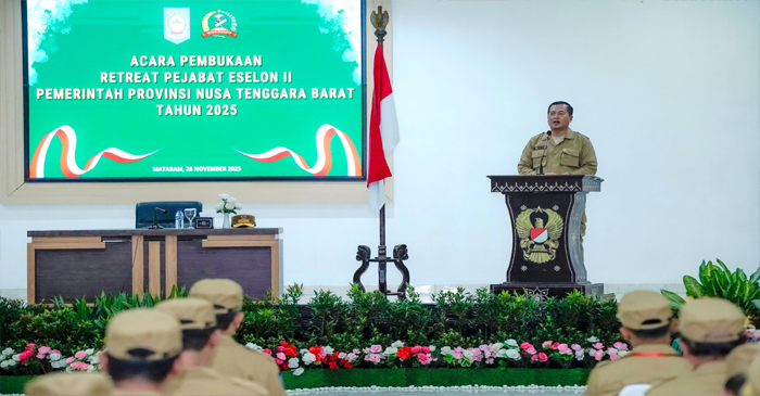 Gubernur NTB, Lalu Muhamad Iqbal saat memberikan sambutan pada acara pembukaan Retreat Pejabat Eselon II di Markas Korem 162/Wira Bhakti, Jumat (28/11/2025).