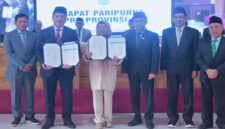 Gubernur NTB, Lalu Muhamad Iqbal (dua dari kiri) didampingi Pj Sekda NTB, HL Moh Faozal saat pose bersama Ketua dan Wakil Ketua DPRD NTB usai Rapat Paripurna DPRD NTB, Jumat (28/11/2025). 