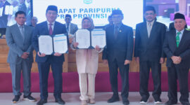 Gubernur NTB, Lalu Muhamad Iqbal (dua dari kiri) didampingi Pj Sekda NTB, HL Moh Faozal saat pose bersama Ketua dan Wakil Ketua DPRD NTB usai Rapat Paripurna DPRD NTB, Jumat (28/11/2025). 
