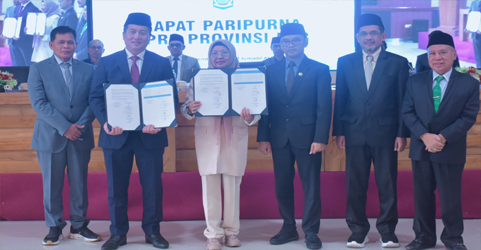Gubernur NTB, Lalu Muhamad Iqbal (dua dari kiri) didampingi Pj Sekda NTB, HL Moh Faozal saat pose bersama Ketua dan Wakil Ketua DPRD NTB usai Rapat Paripurna DPRD NTB, Jumat (28/11/2025). 