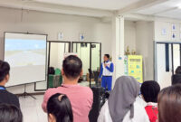 Karyawan FIF Mataram saat mendapatkan edukasi safety riding dari Instruktur berpengalaman, Satria Wiman Jaya.