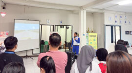 Karyawan FIF Mataram saat mendapatkan edukasi safety riding dari Instruktur berpengalaman, Satria Wiman Jaya.