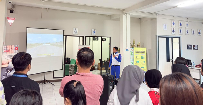Karyawan FIF Mataram saat mendapatkan edukasi safety riding dari Instruktur berpengalaman, Satria Wiman Jaya.
