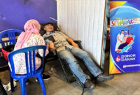 Anggota DPR RI Partai NasDem, H Fauzan Khalid saat ikut donor darah.