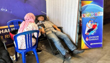 Anggota DPR RI Partai NasDem, H Fauzan Khalid saat ikut donor darah.