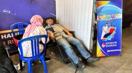 Anggota DPR RI Partai NasDem, H Fauzan Khalid saat ikut donor darah.